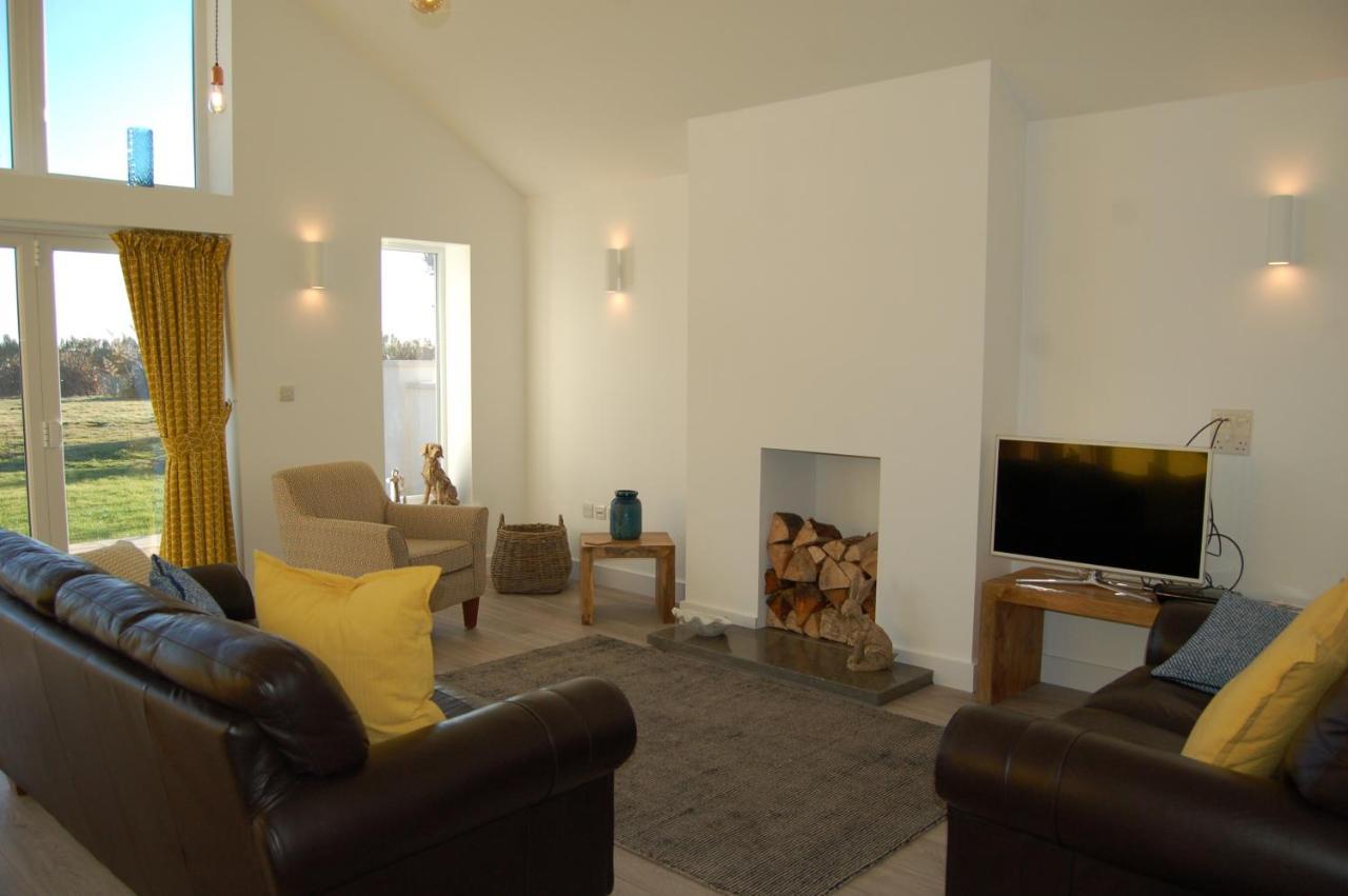Beautiful, Modern Villa 5 Mins Walk From The Stunning Bay At Trearddur Holyhead Exterior foto